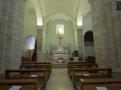Varchiamo l�entrata per esplorare l�interno, dislocato su una pianta a croce greca con tre navate